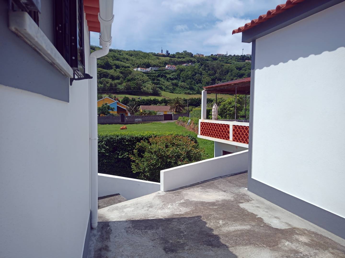 Three bedroom house, plus extra apartment and large garden, 200 meters from the beach, on Faial island, Azores.