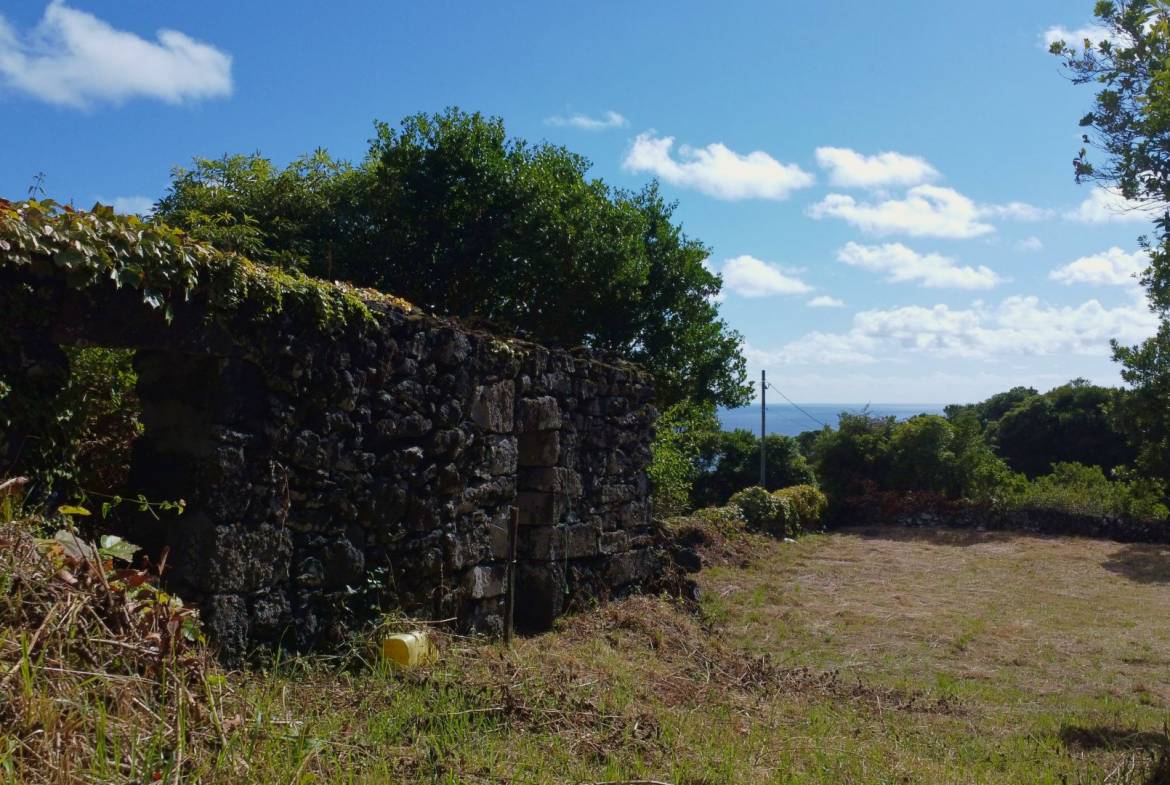 land ruin varadouro faial