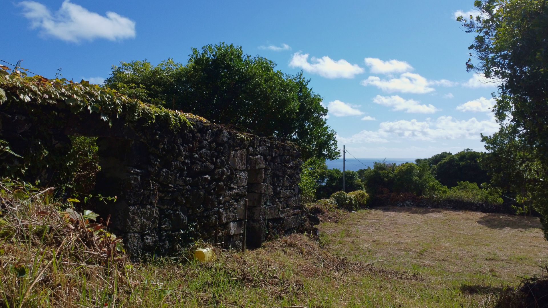 land ruin varadouro faial